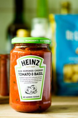 Londra İngiltere, Mayıs 05 2025, Heinz İtalyan usulü domates kavanozu ve makarna soslu Basil Cook