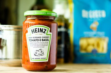 Londra İngiltere, Mayıs 05 2025, Heinz İtalyan usulü domates kavanozu ve makarna soslu Basil Cook