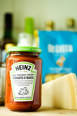 Londra İngiltere, Mayıs 05 2025, Heinz İtalyan usulü domates kavanozu ve makarna soslu Basil Cook