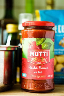 Londra İngiltere, Mayıs 05 2025, İtalyan usulü kavanoz fesleğenli makarna soslu aşçı