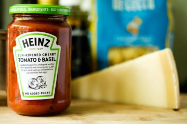 Londra İngiltere, Mayıs 05 2025, Heinz İtalyan usulü domates kavanozu ve makarna soslu Basil Cook