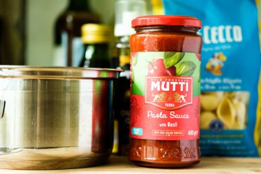 Londra İngiltere, Mayıs 05 2025, İtalyan usulü kavanoz fesleğenli makarna soslu aşçı