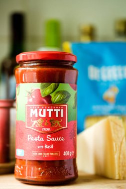 Londra İngiltere, Mayıs 05 2025, İtalyan usulü kavanoz fesleğenli makarna soslu aşçı