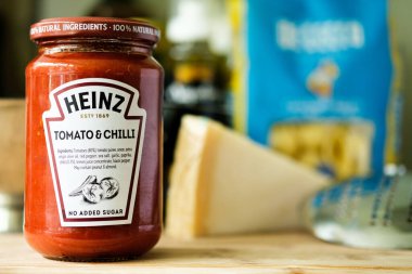 Londra İngiltere, Mayıs 05 2025, Heinz Domates kavanozu ve İtalyan usulü makarna soslu aşçı