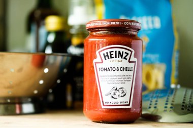 Londra İngiltere, Mayıs 05 2025, Heinz Domates kavanozu ve İtalyan usulü makarna soslu aşçı