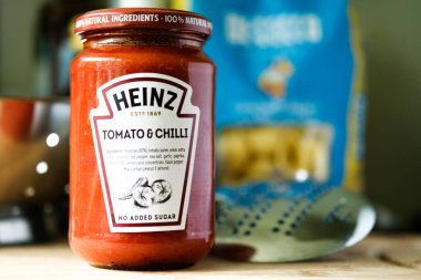 Londra İngiltere, Mayıs 05 2025, Heinz Domates kavanozu ve İtalyan usulü makarna soslu aşçı