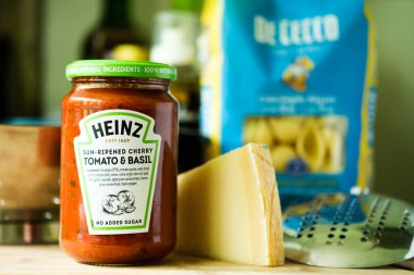 Londra İngiltere, Mayıs 05 2025, Heinz İtalyan usulü domates kavanozu ve makarna soslu Basil Cook