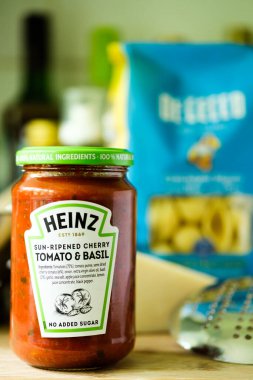 Londra İngiltere, Mayıs 05 2025, Heinz İtalyan usulü domates kavanozu ve makarna soslu Basil Cook