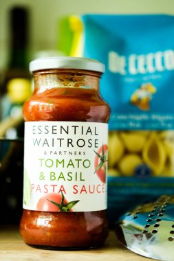 Londra İngiltere, Mayıs 05 2025, Temel Waitrose Domates Kavanozu ve Basil İtalyan usulü Pasta Sosu Aşçısı