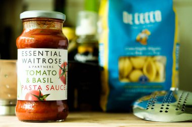Londra İngiltere, Mayıs 05 2025, Temel Waitrose Domates Kavanozu ve Basil İtalyan usulü Pasta Sosu Aşçısı