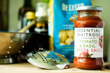 Londra İngiltere, Mayıs 05 2025, Temel Waitrose Domates Kavanozu ve Basil İtalyan usulü Pasta Sosu Aşçısı