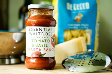 Londra İngiltere, Mayıs 05 2025, Temel Waitrose Domates Kavanozu ve Basil İtalyan usulü Pasta Sosu Aşçısı
