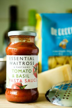 Londra İngiltere, Mayıs 05 2025, Temel Waitrose Domates Kavanozu ve Basil İtalyan usulü Pasta Sosu Aşçısı