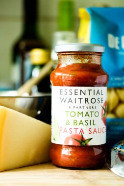 Londra İngiltere, Mayıs 05 2025, Temel Waitrose Domates Kavanozu ve Basil İtalyan usulü Pasta Sosu Aşçısı
