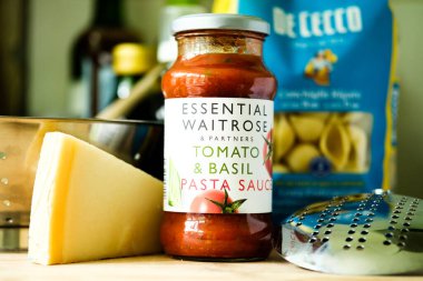 Londra İngiltere, Mayıs 05 2025, Temel Waitrose Domates Kavanozu ve Basil İtalyan usulü Pasta Sosu Aşçısı
