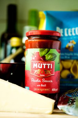 Londra İngiltere, Mayıs 05 2025, İtalyan usulü kavanoz fesleğenli makarna soslu aşçı