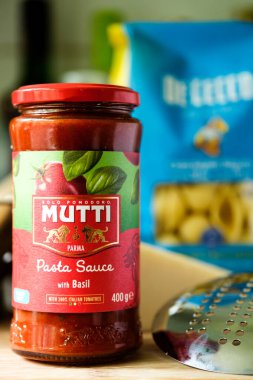 Londra İngiltere, Mayıs 05 2025, İtalyan usulü kavanoz fesleğenli makarna soslu aşçı