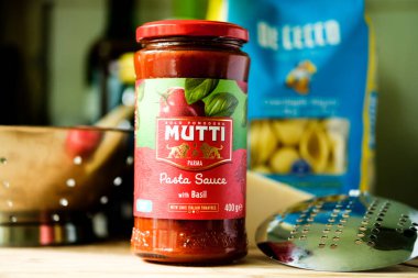 Londra İngiltere, Mayıs 05 2025, İtalyan usulü kavanoz fesleğenli makarna soslu aşçı