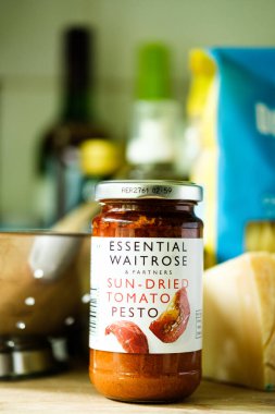 Londra İngiltere, Mayıs 05 2025, Temel Waitrose Güneş Kurutulmuş Domates Pesto İtalyan usulü Makarna soslu Aşçı