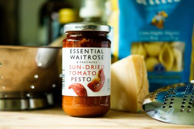 Londra İngiltere, Mayıs 05 2025, Temel Waitrose Güneş Kurutulmuş Domates Pesto İtalyan usulü Makarna soslu Aşçı