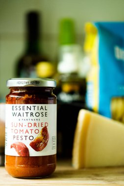 Londra İngiltere, Mayıs 05 2025, Temel Waitrose Güneş Kurutulmuş Domates Pesto İtalyan usulü Makarna soslu Aşçı