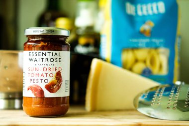 Londra İngiltere, Mayıs 05 2025, Temel Waitrose Güneş Kurutulmuş Domates Pesto İtalyan usulü Makarna soslu Aşçı