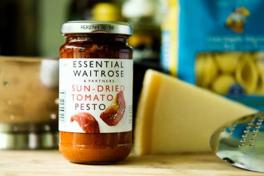 Londra İngiltere, Mayıs 05 2025, Temel Waitrose Güneş Kurutulmuş Domates Pesto İtalyan usulü Makarna soslu Aşçı