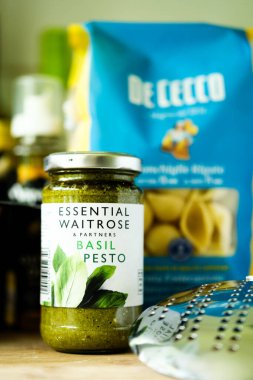 Londra İngiltere, Mayıs 05 2025, İtalyan usulü Waitrose Fesleğenli Pasta Soslu Pesto Aşçısı
