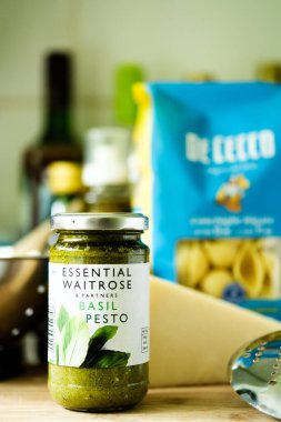 Londra İngiltere, Mayıs 05 2025, İtalyan usulü Waitrose Fesleğenli Pasta Soslu Pesto Aşçısı