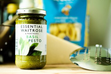 Londra İngiltere, Mayıs 05 2025, İtalyan usulü Waitrose Fesleğenli Pasta Soslu Pesto Aşçısı