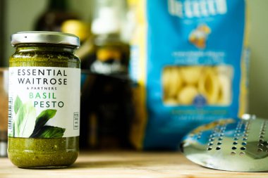 Londra İngiltere, Mayıs 05 2025, İtalyan usulü Waitrose Fesleğenli Pasta Soslu Pesto Aşçısı