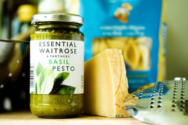 Londra İngiltere, Mayıs 05 2025, İtalyan usulü Waitrose Fesleğenli Pasta Soslu Pesto Aşçısı