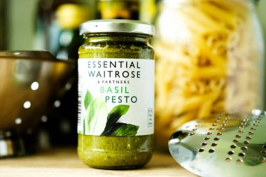 Londra İngiltere, Mayıs 05 2025, İtalyan usulü Waitrose Fesleğenli Pasta Soslu Pesto Aşçısı