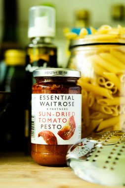 Londra İngiltere, Mayıs 05 2025, Temel Waitrose Güneş Kurutulmuş Domates Pesto İtalyan usulü Makarna soslu Aşçı