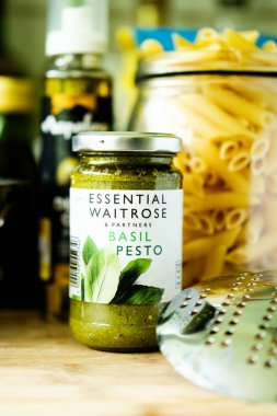 Londra İngiltere, Mayıs 05 2025, İtalyan usulü Waitrose Fesleğenli Pasta Soslu Pesto Aşçısı