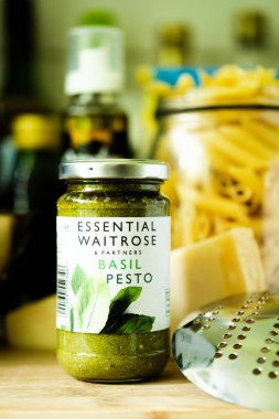 Londra İngiltere, Mayıs 05 2025, İtalyan usulü Waitrose Fesleğenli Pasta Soslu Pesto Aşçısı