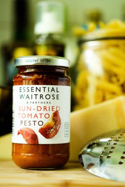 Londra İngiltere, Mayıs 05 2025, Temel Waitrose Güneş Kurutulmuş Domates Pesto İtalyan usulü Makarna soslu Aşçı