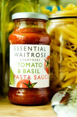 Londra İngiltere, Mayıs 05 2025, Temel Waitrose Domates Kavanozu ve Basil İtalyan usulü Pasta Sosu Aşçısı