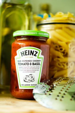 Londra İngiltere, Mayıs 05 2025, Heinz Italain Style Tomato kavanozu ve Makarna Sosu içinde Basil Cook