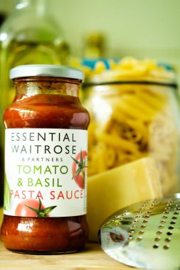 Londra İngiltere, Mayıs 05 2025, Temel Waitrose Domates Kavanozu ve Basil İtalyan usulü Pasta Sosu Aşçısı