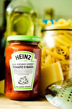 Londra İngiltere, Mayıs 05 2025, Heinz Italain Style Tomato kavanozu ve Makarna Sosu içinde Basil Cook