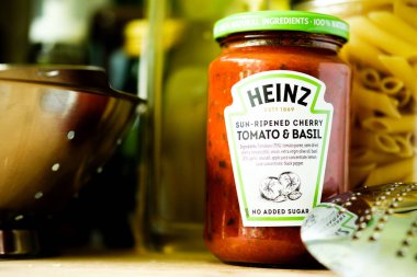 Londra İngiltere, Mayıs 05 2025, Heinz Italain Style Tomato kavanozu ve Makarna Sosu içinde Basil Cook