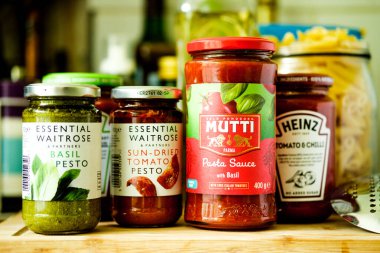 Londra İngiltere, Mayıs 05 2025, Temel Waitrose ve Heiinz Italain Style Makarna Sosu Seçimi Yemek İçi İçindekiler