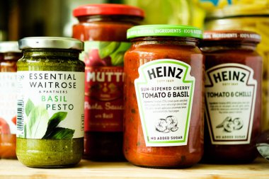 Londra İngiltere, Mayıs 05 2025, Temel Waitrose ve Heiinz Italain Style Makarna Sosu Seçimi Yemek İçi İçindekiler