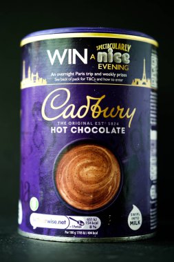 Londra İngiltere, Mayıs 06 2025, Cadbury Sıcak Çikolata Tozu Kutusu