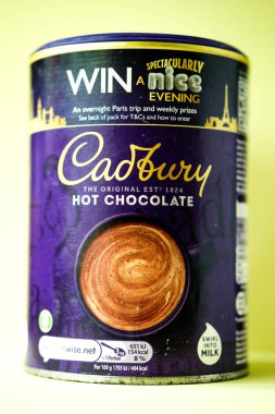 Londra İngiltere, Mayıs 06 2025, Cadbury Sıcak Çikolata Tozu Kutusu