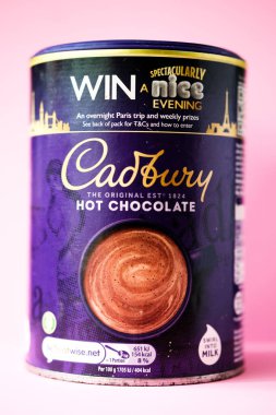 Londra İngiltere, Mayıs 06 2025, Cadbury Sıcak Çikolata Tozu Kutusu