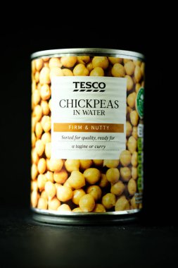 Londra İngiltere, Mayıs 06: 2025, Su Vejetaryeni Pişirme İçi Tesco Nohutları Konservesi