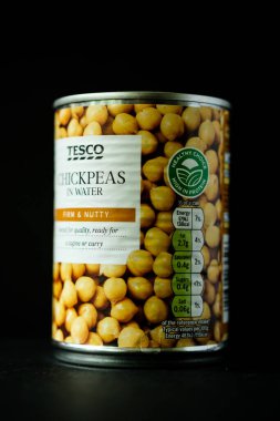 Londra İngiltere, Mayıs 06: 2025, Su Vejetaryeni Pişirme İçi Tesco Nohutları Konservesi