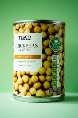 Londra İngiltere, Mayıs 06: 2025, Su Vejetaryeni Pişirme İçi Tesco Nohutları Konservesi